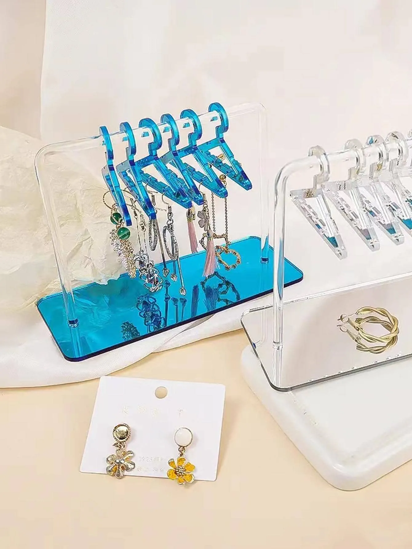 1pc Clear Clothes Hanger Design Jewelry Tower, Simple Plastic Earrings Storage Tower For Desk