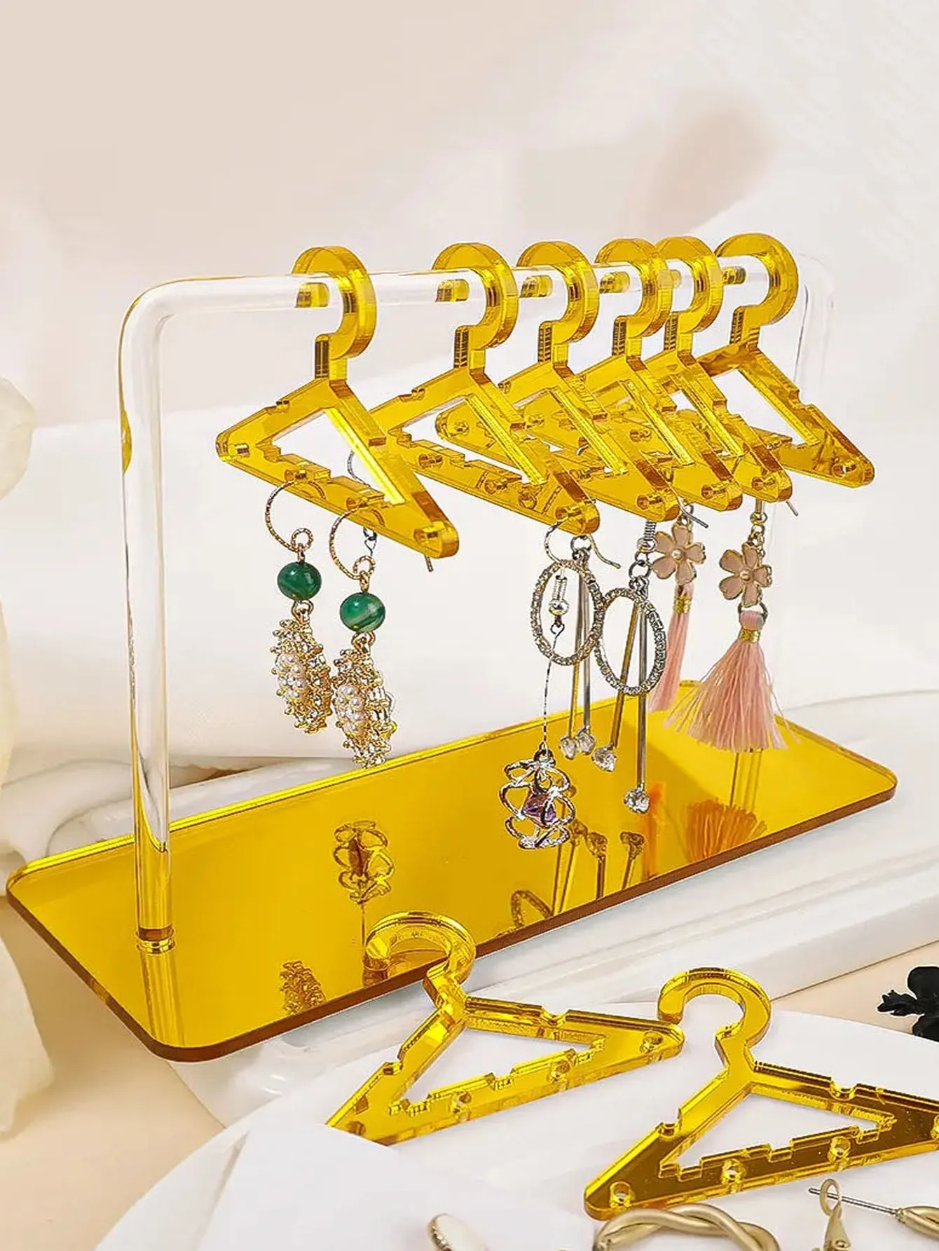 1pc Clear Clothes Hanger Design Jewelry Tower, Simple Plastic Earrings Storage Tower For Desk